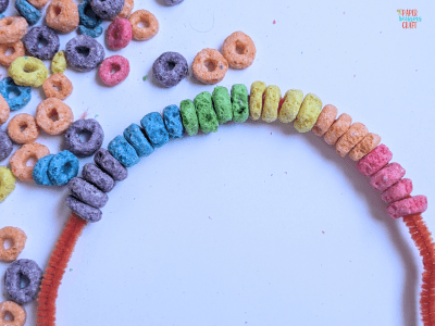 Example of how to make a Froot Loops rainbow using a pipe cleaner.